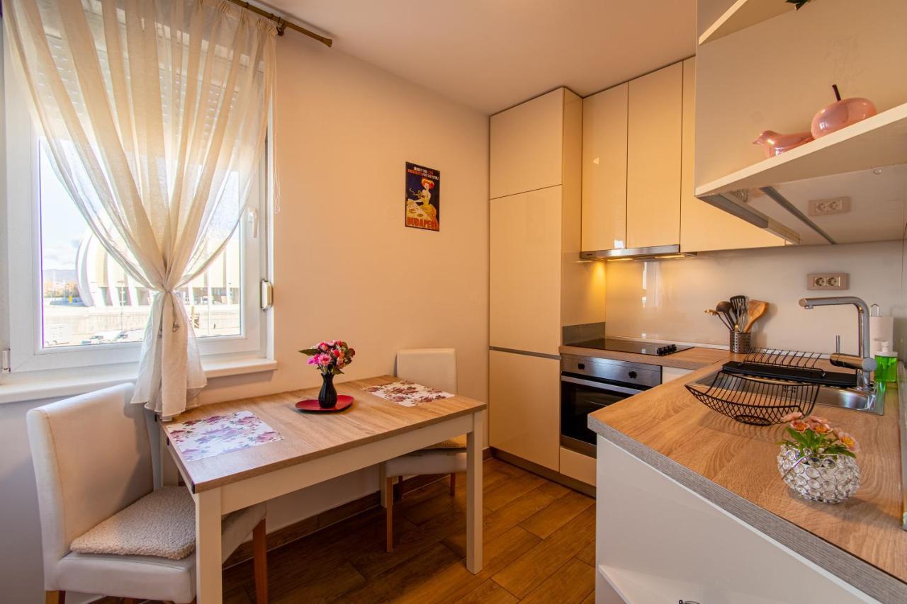 Flexible Selfcheckins 43 - - Luxury - Parking - Loggia - Brand New Apartment *
